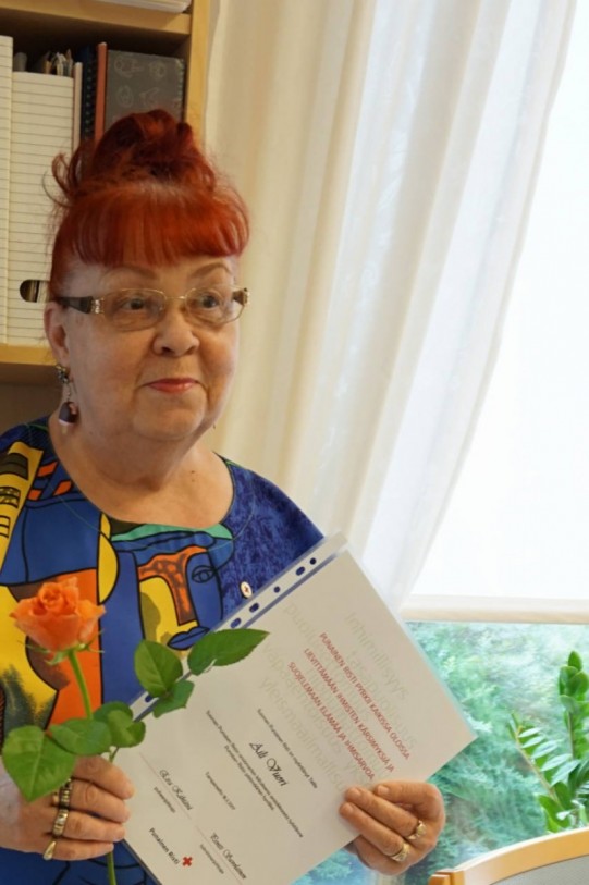 8.8.2017 pidetyssä hallituksen  kokouksesa luovutti  puh.joht. Katja Heininen SPR:n ansiomerkin Aili Vuorelle.